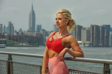 Açık spor giyim sarışın genç kadın portresi. Kadın seksi ve sportif kas vücut. Fitness kavramı.