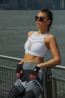 Bir güneşli yaz gününde iskelede açık eğitim genç güzel sportif kız.