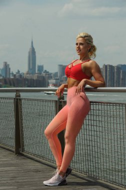 Genç Kas sporcumuz güneşli gün rıhtımda poz zevk.