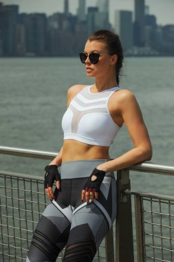 Güzel bir sportif beyaz genç kadının açık bir atış.