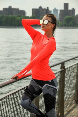 Yaşam tarzı şık spor fitness genç ve güzel kadın portresi. 