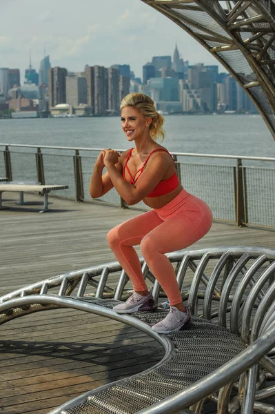 Mulher Musculosa Agachada Fundo Cidade Urbana Fitness Esporte Exercício Conceito — Fotografia de Stock