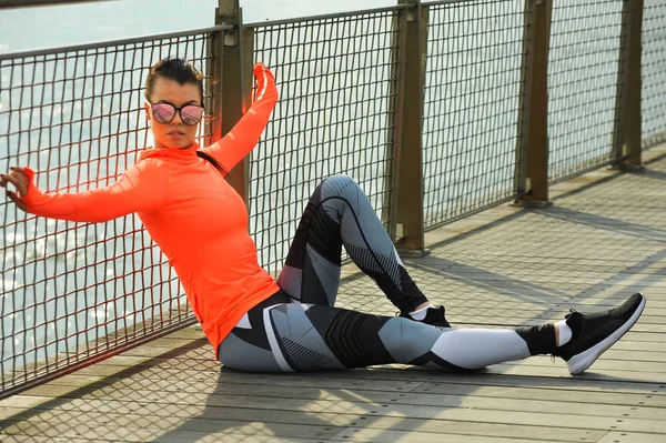 Schöne Fitness Model Mädchen Posiert Auf Dem Pier Tragen Helle — Stockfoto