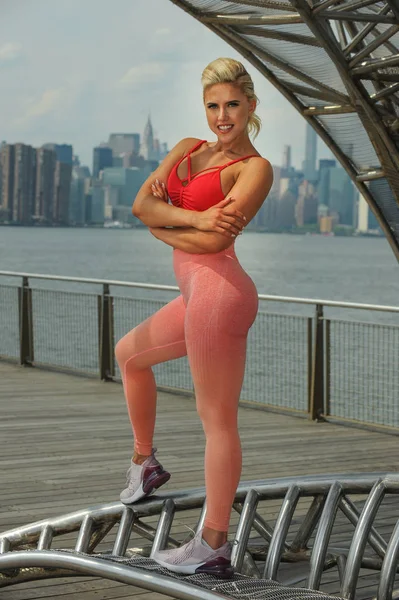 Açık havada parlak şık spor poz kusursuz bir beden ile çekici genç kadın. Sağlıklı yaşam tarzı.