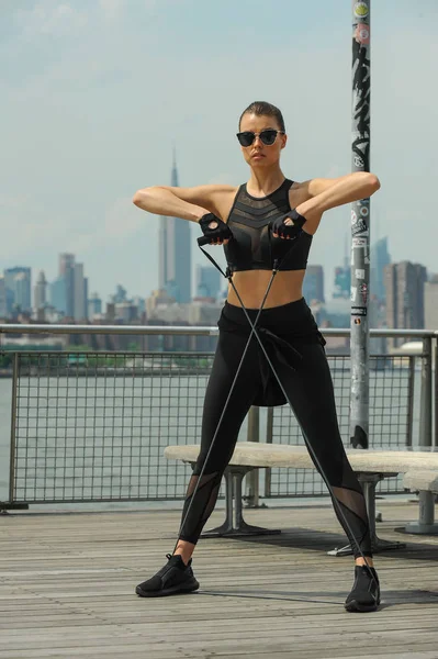 Kadın fitness modeli açık çalışma dışarı. Sağlıklı yaşam kavramı.