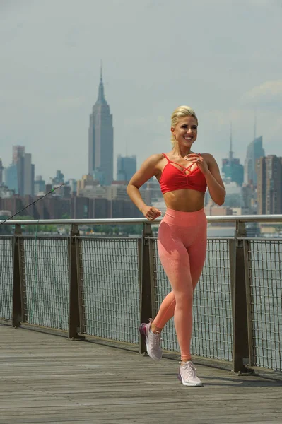 Linda Loira Encaixa Fêmea Sportswear Jogging Dia Quente Verão — Fotografia de Stock