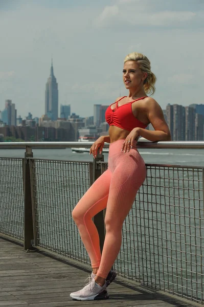 Genç Kas sporcumuz güneşli gün rıhtımda poz zevk.