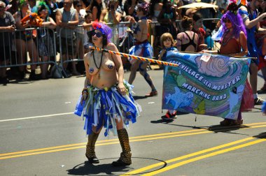 New York, Ny - 16 Haziran: İnsanlar katılmak 36 yıllık Mermaid Parade Coney Island 16 Haziran 2018 New York'ta. 