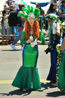 New York, Ny - 16 Haziran: İnsanlar katılmak 36 yıllık Mermaid Parade Coney Island 16 Haziran 2018 New York'ta. 