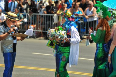 New York, Ny - 16 Haziran: İnsanlar katılmak 36 yıllık Mermaid Parade Coney Island 16 Haziran 2018 New York'ta. 