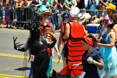 New York, Ny - 16 Haziran: İnsanlar katılmak 36 yıllık Mermaid Parade Coney Island 16 Haziran 2018 New York'ta. 