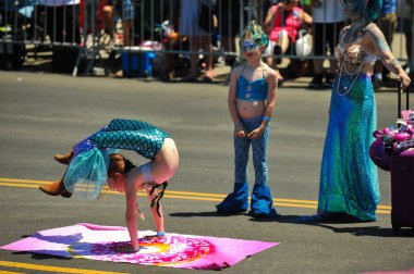 New York, Ny - 16 Haziran: İnsanlar katılmak 36 yıllık Mermaid Parade Coney Island 16 Haziran 2018 New York'ta. 