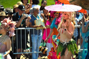 New York, Ny - 16 Haziran: İnsanlar katılmak 36 yıllık Mermaid Parade Coney Island 16 Haziran 2018 New York'ta. 