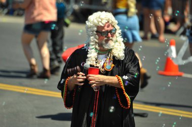 New York, Ny - 16 Haziran: 36 yıllık deniz kızı geçit üzerinde 16 Haziran 2018 Coney Island New York City, Baş Yargıç. 