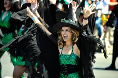 New York, Ny - 16 Haziran: Somon cadı Tryals katılmak 36 yıllık Mermaid Parade Coney Island 16 Haziran 2018 New York'ta. 