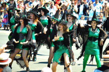 New York, Ny - 16 Haziran: Somon cadı Tryals katılmak 36 yıllık Mermaid Parade Coney Island 16 Haziran 2018 New York'ta. 