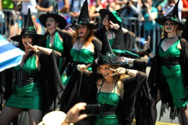 New York, Ny - 16 Haziran: Somon cadı Tryals katılmak 36 yıllık Mermaid Parade Coney Island 16 Haziran 2018 New York'ta. 