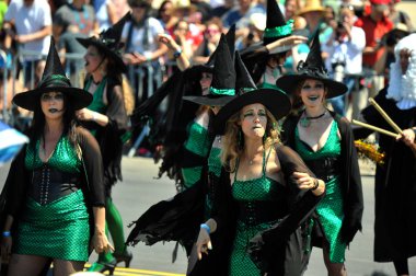 New York, Ny - 16 Haziran: Somon cadı Tryals katılmak 36 yıllık Mermaid Parade Coney Island 16 Haziran 2018 New York'ta. 