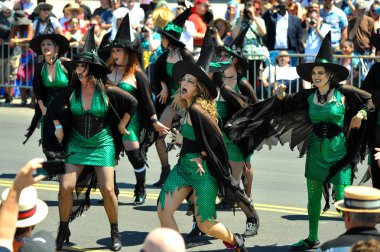 New York, Ny - 16 Haziran: Somon cadı Tryals katılmak 36 yıllık Mermaid Parade Coney Island 16 Haziran 2018 New York'ta. 
