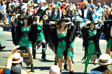 New York, Ny - 16 Haziran: Somon cadı Tryals katılmak 36 yıllık Mermaid Parade Coney Island 16 Haziran 2018 New York'ta. 