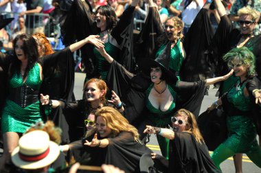 New York, Ny - 16 Haziran: Somon cadı Tryals katılmak 36 yıllık Mermaid Parade Coney Island 16 Haziran 2018 New York'ta. 