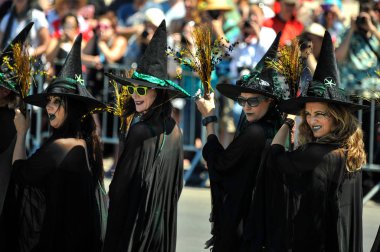 New York, Ny - 16 Haziran: Somon cadı Tryals katılmak 36 yıllık Mermaid Parade Coney Island 16 Haziran 2018 New York'ta. 