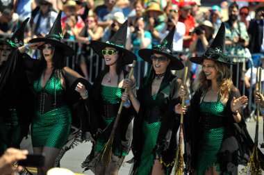 New York, Ny - 16 Haziran: Somon cadı Tryals katılmak 36 yıllık Mermaid Parade Coney Island 16 Haziran 2018 New York'ta. 