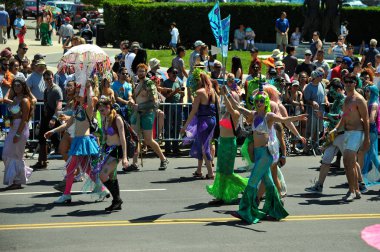 New York, Ny - 16 Haziran: İnsanlar katılmak 36 yıllık Mermaid Parade Coney Island 16 Haziran 2018 New York'ta. 