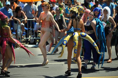 New York, Ny - 16 Haziran: İnsanlar katılmak 36 yıllık Mermaid Parade Coney Island 16 Haziran 2018 New York'ta. 