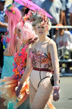 New York, Ny - 16 Haziran: İnsanlar katılmak 36 yıllık Mermaid Parade Coney Island 16 Haziran 2018 New York'ta. 