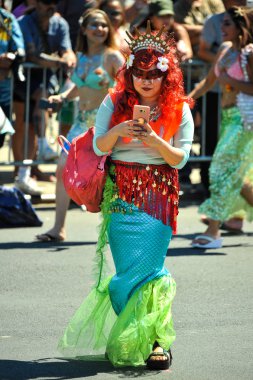 New York, Ny - 16 Haziran: İnsanlar katılmak 36 yıllık Mermaid Parade Coney Island 16 Haziran 2018 New York'ta. 