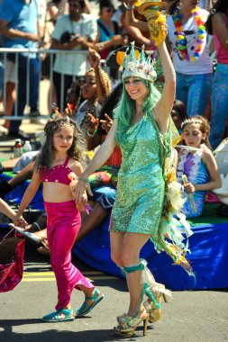 New York, Ny - 16 Haziran: İnsanlar katılmak 36 yıllık Mermaid Parade Coney Island 16 Haziran 2018 New York'ta. 