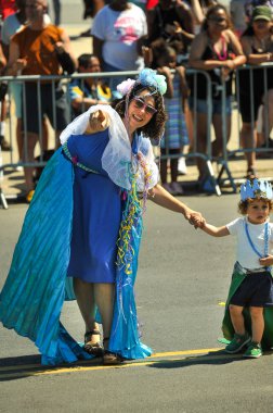 New York, Ny - 16 Haziran: İnsanlar katılmak 36 yıllık Mermaid Parade Coney Island 16 Haziran 2018 New York'ta. 