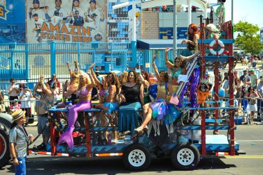 New York, Ny - 16 Haziran: İnsanlar katılmak 36 yıllık Mermaid Parade Coney Island 16 Haziran 2018 New York'ta. 