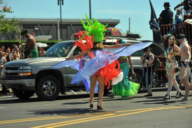 New York, Ny - 16 Haziran: İnsanlar katılmak 36 yıllık Mermaid Parade Coney Island 16 Haziran 2018 New York'ta. 