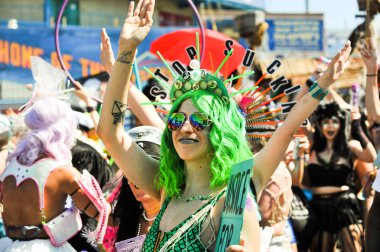 New York, Ny - 16 Haziran: İnsanlar katılmak 36 yıllık Mermaid Parade Coney Island 16 Haziran 2018 New York'ta. 