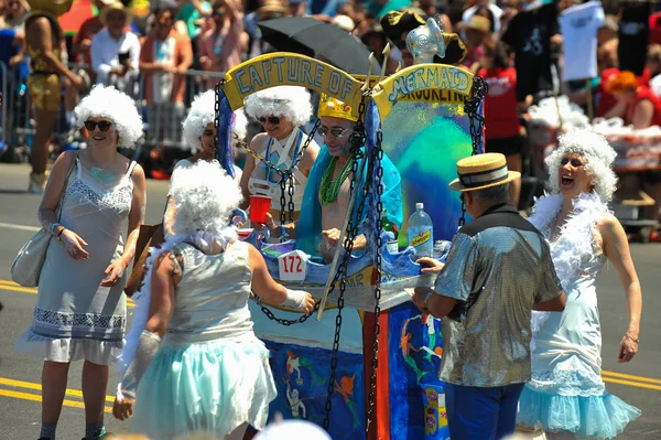 New York Juni Människor Delta Den Årliga Mermaid Parade Coney — Stockfoto