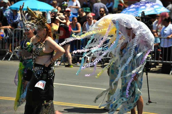 New York, Ny - 16 Haziran: İnsanlar katılmak 36 yıllık Mermaid Parade Coney Island 16 Haziran 2018 New York'ta. 
