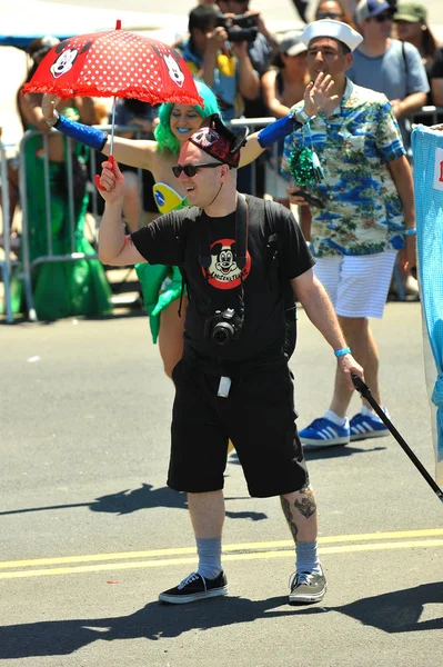 Nova Iorque Junho Pessoas Participam 36Th Anual Mermaid Parade Coney — Fotografia de Stock