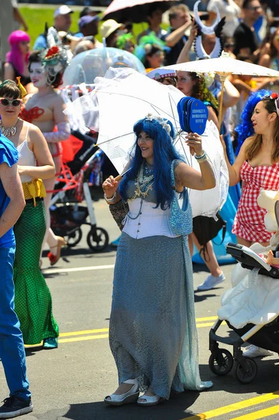 Nova Iorque Junho Pessoas Participam 36Th Anual Mermaid Parade Coney — Fotografia de Stock