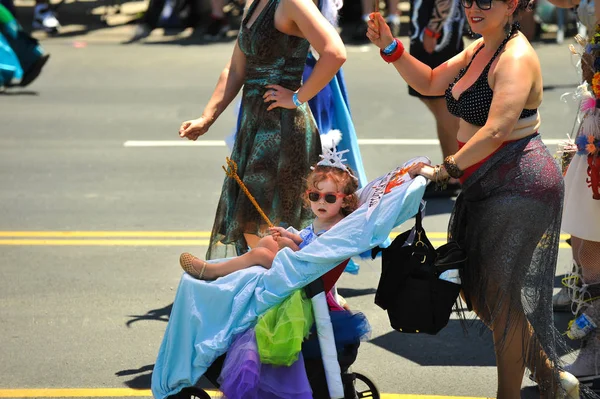 New York, Ny - 16 Haziran: İnsanlar katılmak 36 yıllık Mermaid Parade Coney Island 16 Haziran 2018 New York'ta. 