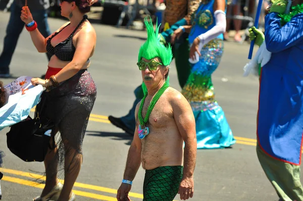 Nova Iorque Junho Pessoas Participam 36Th Anual Mermaid Parade Coney — Fotografia de Stock