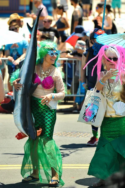 纽约州 6月16日 人们参加第三十六一年一度的美人鱼游行在科尼岛上2018年6月16日在纽约市 — 图库照片
