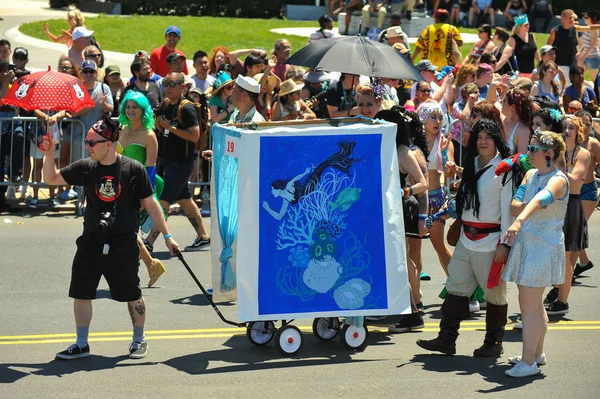 New York, Ny - 16 Haziran: İnsanlar katılmak 36 yıllık Mermaid Parade Coney Island 16 Haziran 2018 New York'ta. 