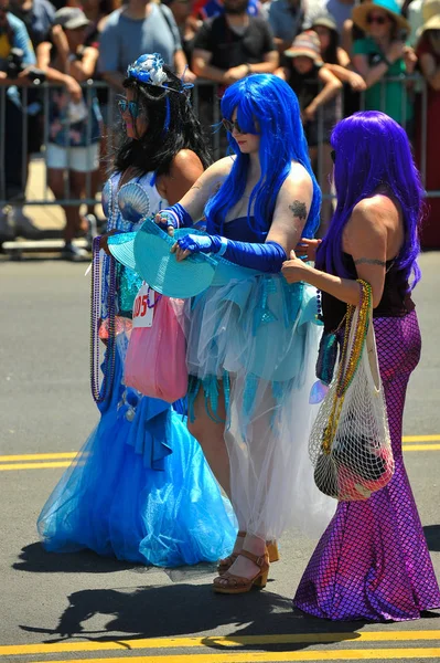 New York, Ny - 16 Haziran: İnsanlar katılmak 36 yıllık Mermaid Parade Coney Island 16 Haziran 2018 New York'ta. 