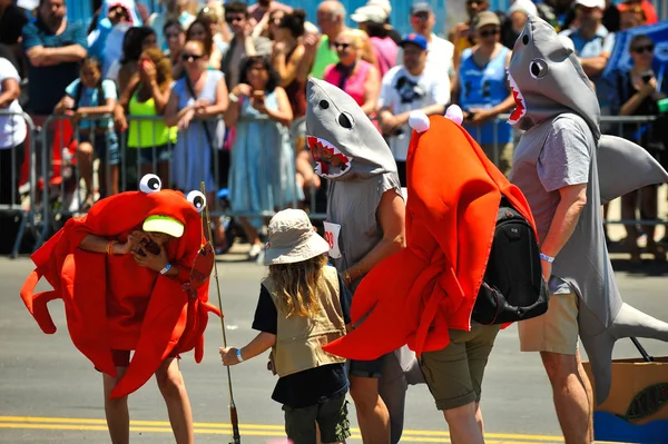 New York, Ny - 16 Haziran: İnsanlar katılmak 36 yıllık Mermaid Parade Coney Island 16 Haziran 2018 New York'ta. 