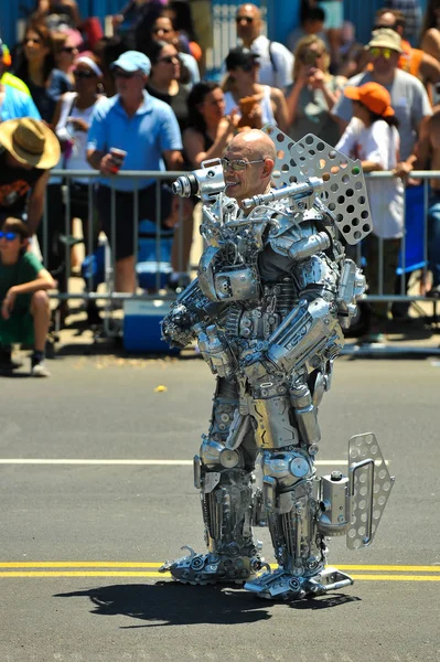 New York, Ny - 16 Haziran: İnsanlar katılmak 36 yıllık Mermaid Parade Coney Island 16 Haziran 2018 New York'ta. 