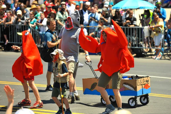 Nowy Jork Czerwca Ludzie Uczestniczą Rocznych Mermaid Parade Coney Island — Zdjęcie stockowe