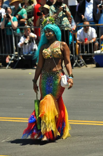 New York, Ny - 16 Haziran: İnsanlar katılmak 36 yıllık Mermaid Parade Coney Island 16 Haziran 2018 New York'ta. 