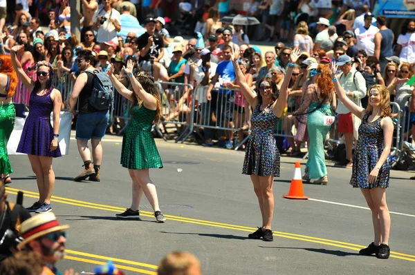 New York, Ny - 16 Haziran: İnsanlar katılmak 36 yıllık Mermaid Parade Coney Island 16 Haziran 2018 New York'ta. 